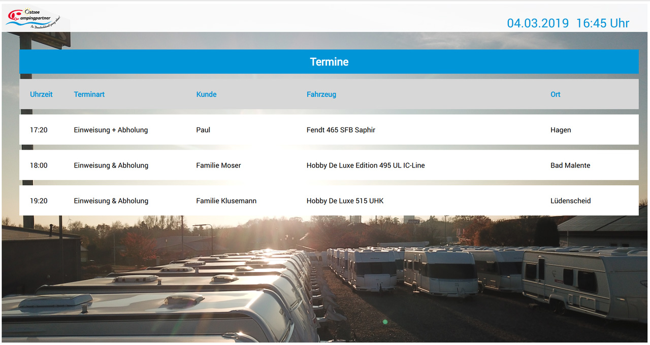 Ein Foto eines Diplayinhaltes mit automatisch aktualisieren Tabellen von Vermietung und Fahrzeugauslieferung